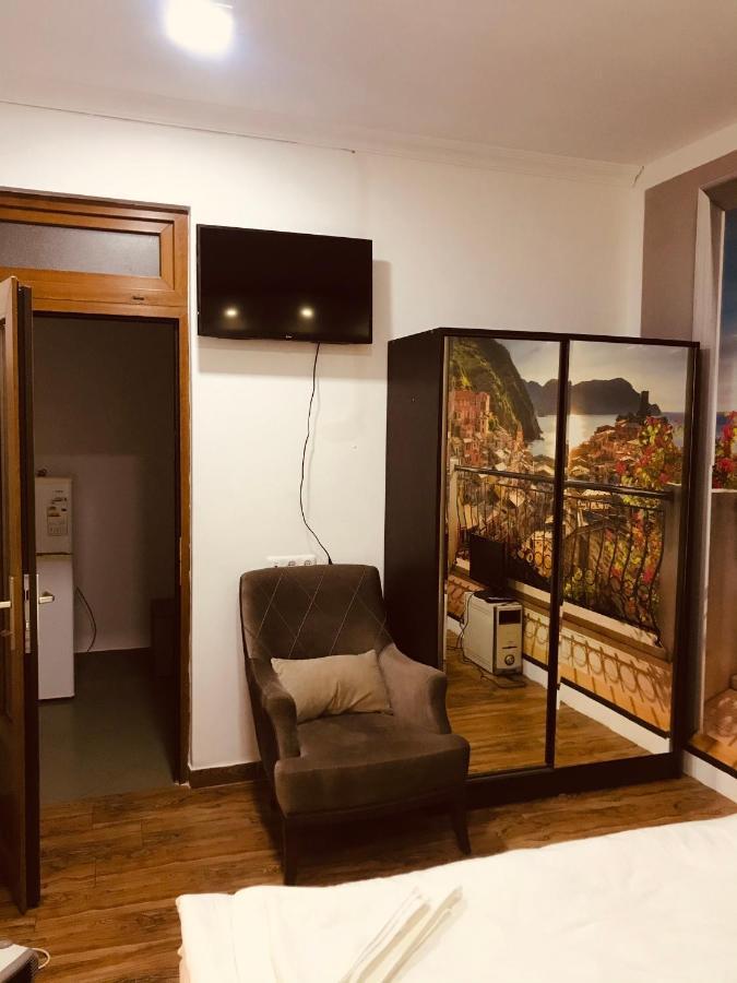 Studio Apartment Near Republic Square Yerevan Bagian luar foto
